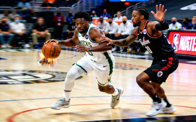 NBA篮球运动员在赛场激烈对抗照片