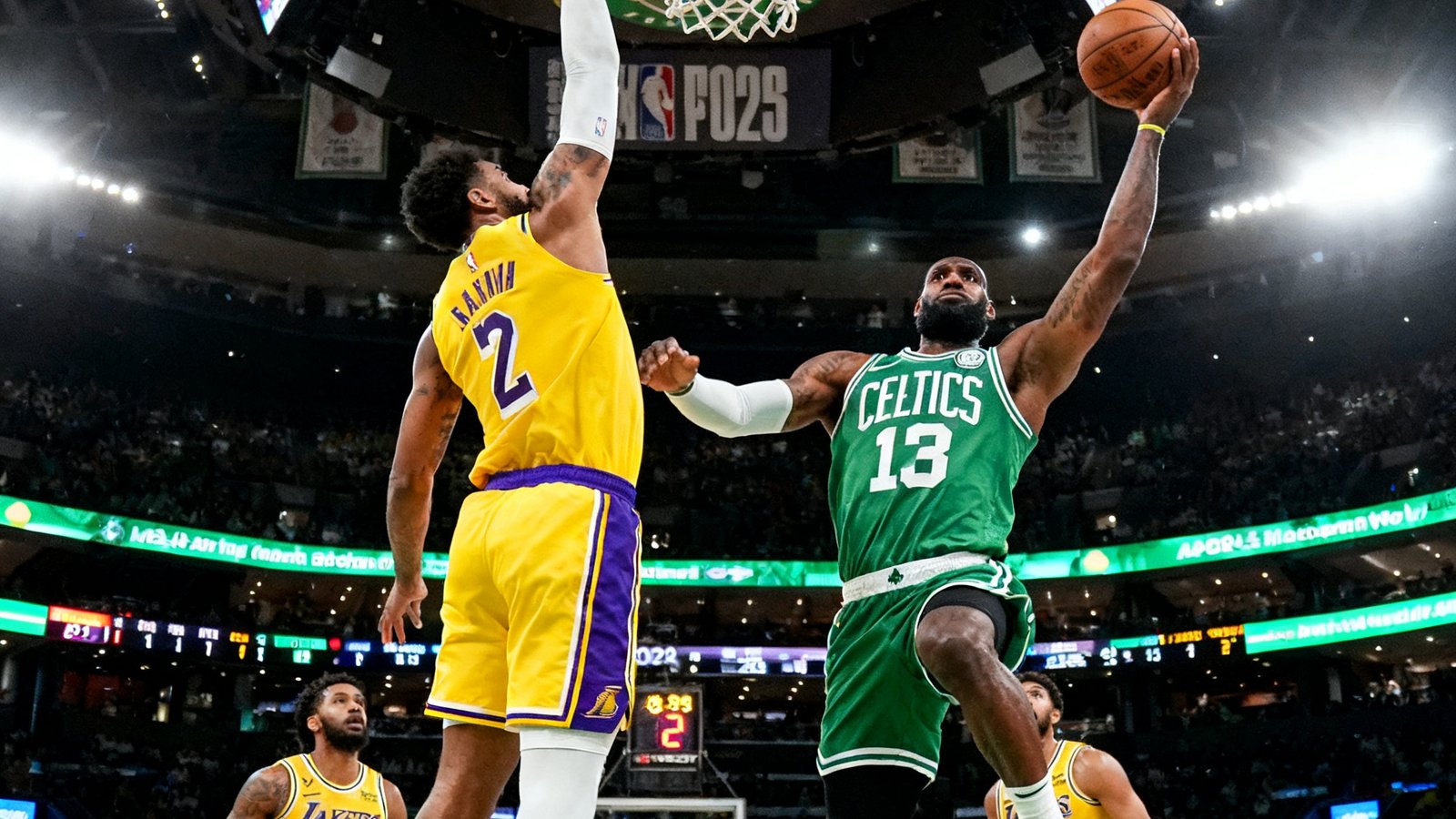 2025年NBA总决赛第一场凯尔特人对阵湖人的精彩集锦缩略图，画面中詹姆斯突破上篮的瞬间被捕捉，防守球员跃起封盖，球场灯光聚焦在篮筐区域